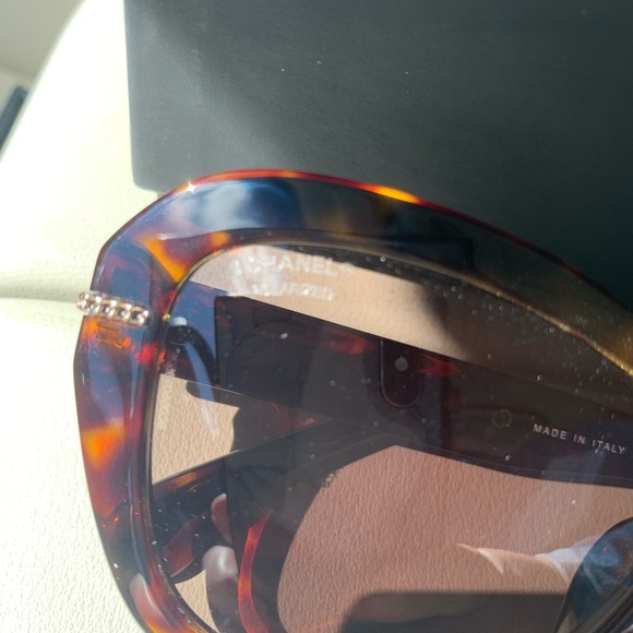 Like new, pristine polarized Chanel tortoise shell sunglasses - Picture 2 of 6